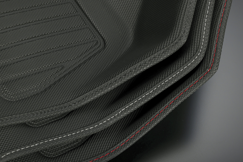Black/Silver/Redの3色から選択できるステッチは車内のアクセントに最適。