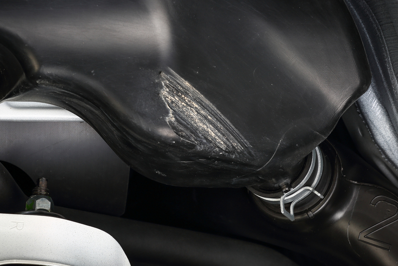 タイヤが擦れて穴が開く寸前のレゾネーター。そのまま放っておけば砂や異物を吸い込み、エンジンに致命的なダメージを与えるおそれも……。