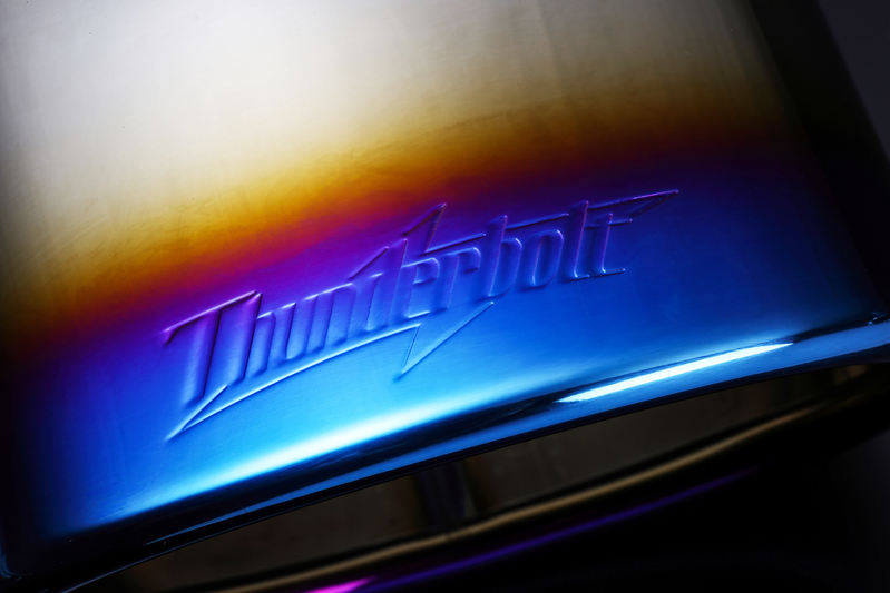 テールエンド上部に刻印された『Thunderbolt』ロゴ。