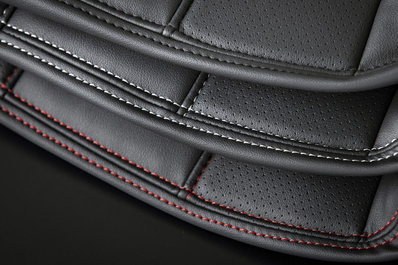 生地に映えるダブルステッチが魅力的な縫製ライン。Black/Silver/Redの3色から選択可能。