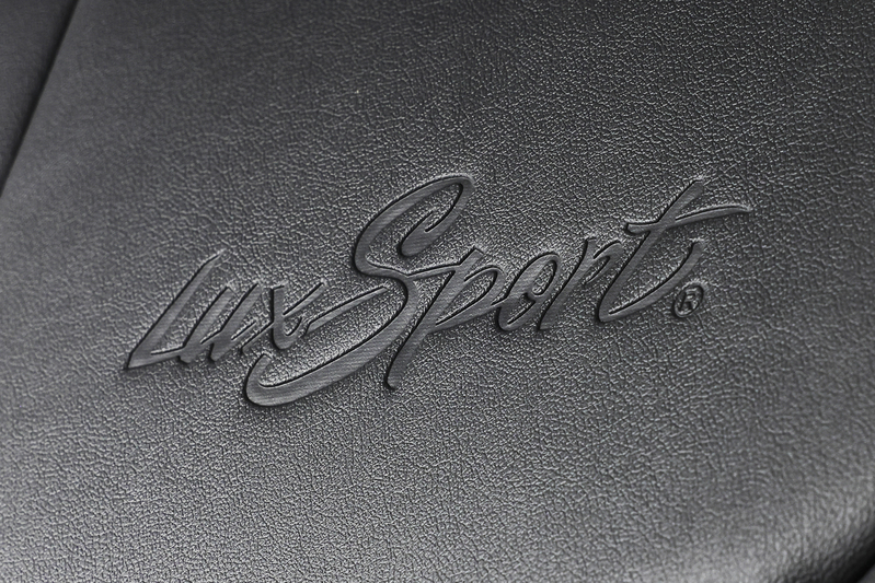 フロントシートバック表面に型押しされた『LuxSport』ロゴ。