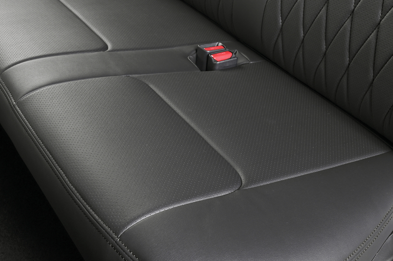 着座部分には通気性に優れるパンチングメッシュを採用。