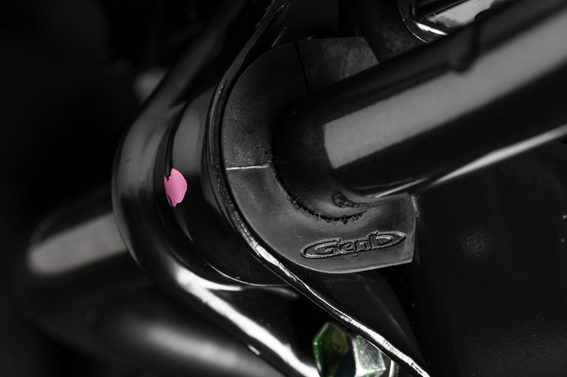 スタビライザーの軸をボディへ確実に固定し、サスペンションからの入力を瞬時にレート変換。