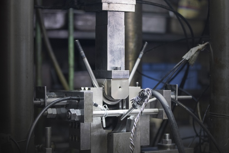 一般的なベンダー加工機は使用せず、高圧プレスによる成形方法を選択。