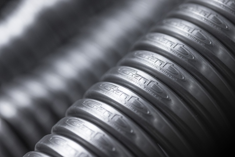 特別な機能を備えたUボルトの証として、製造工程で『Genb』ロゴを打刻。