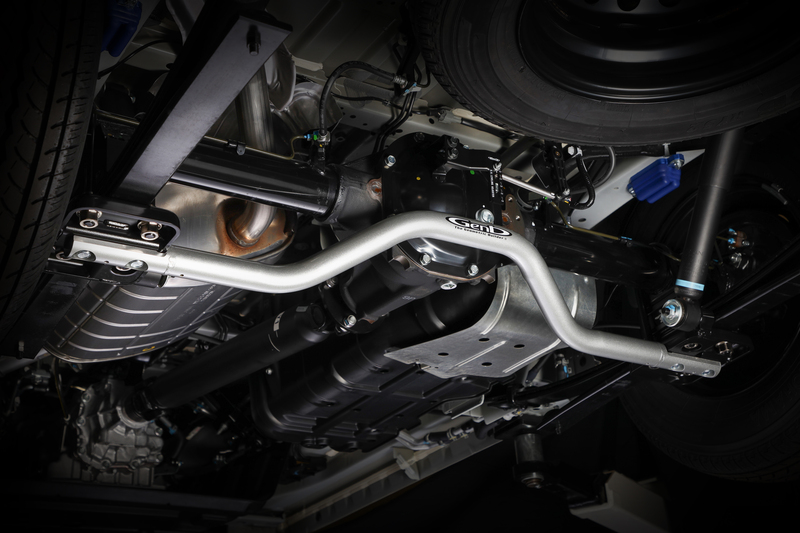 左右のロアブラケットを連結させることにより、サスペンション剛性を飛躍的に向上。アクスルとリーフスプリングの歪みが原因による不快なロールを抑制。