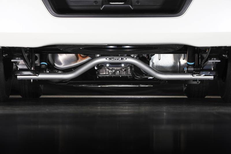 ロードクリアランスの確保はもちろん、アクスルハウジングのジャッキアップポイントを妨げないレイアウトに設定。