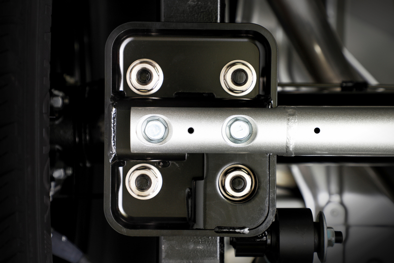 “ ダウンアシストブラケット ”の補強板にフランジ部をガッチリ固定。