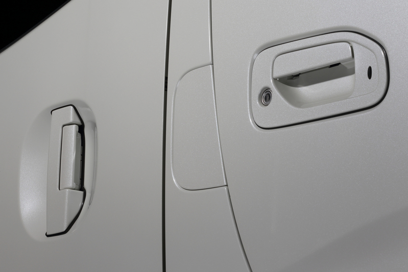 ピラー部分の純正エアダクトを付属の「クロージングパネル」と交換することで、より洗練されたスタイリングに。