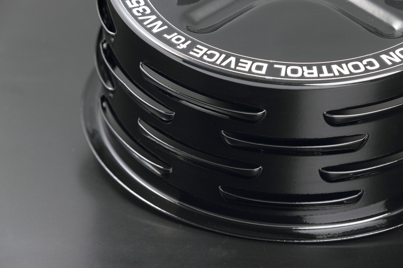 大量のエアを瞬時に取り込めるよう、クリーナーボックスカバー側面に複数のスリットを新設。