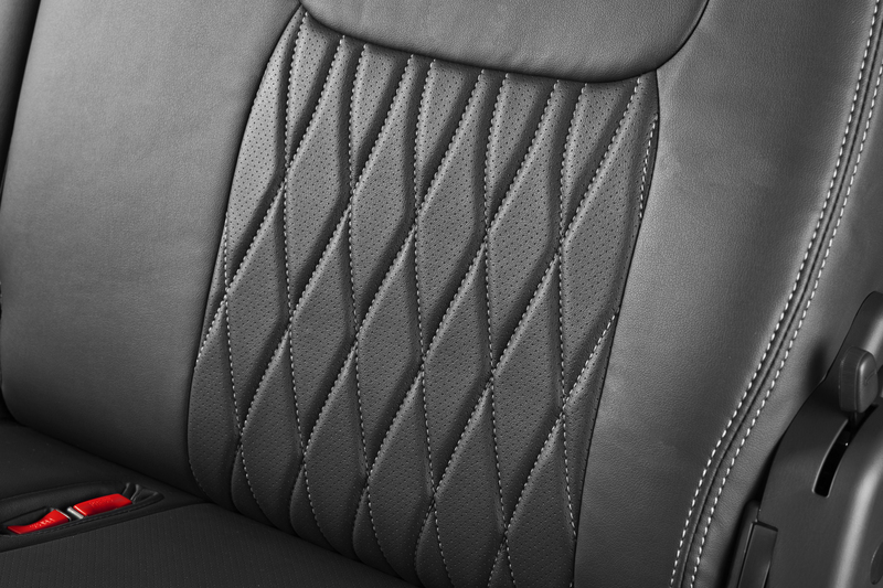 シートバックのパンチングメッシュ部分には高級感あふれるキルトデザインをアレンジ。