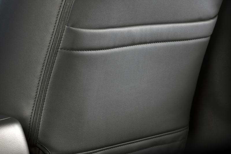 フロントシート背面に純正同様のバックポケットを装備。