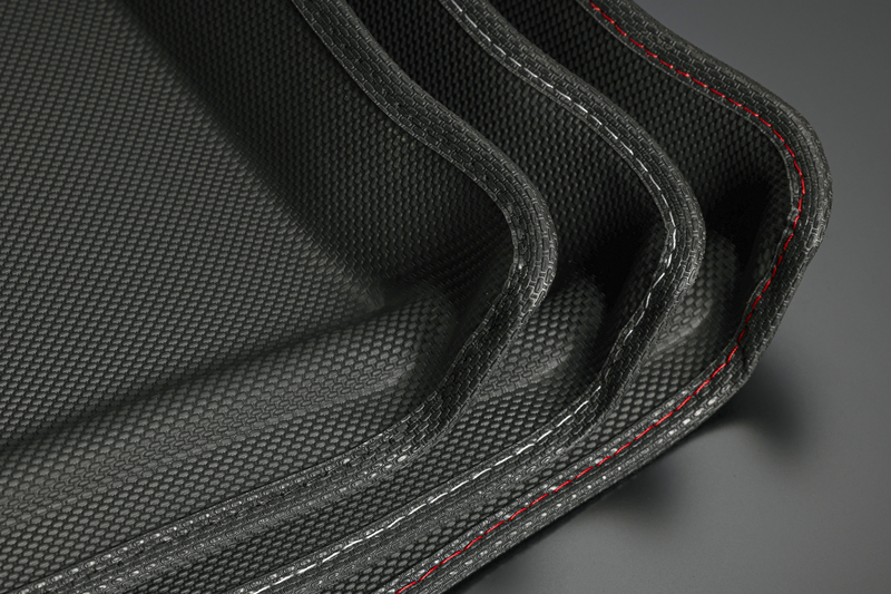 3色のステッチカラーを展開。“ フロントセット ”に追加すれば車内のトータルコーディネートも完璧！