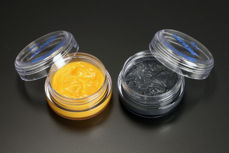 右：高級グリースの代名詞「二硫化モリブデン」配合のグリース。
左：その性能を遥かに凌ぐ「有機モリブデン」配合の“ハイパフォーマンスグリース”。