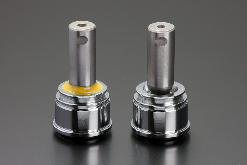 ■ボールジョイントに使用する場合
異次元の性能を誇るグリースだからこそ、ごく少量塗布するだけでOK！