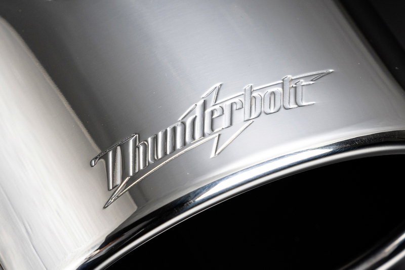 テールエンド上部に刻印された『Thunderbolt』ロゴ。