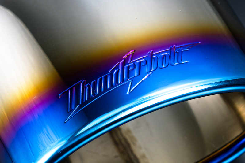 テールエンド上部に刻印された『Thunderbolt』ロゴ。