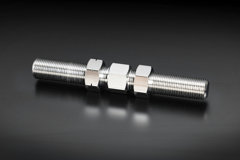 CNC旋盤による高精度の切削加工が美しい、M18ターンバックルジョイント。最大60ミリの調整幅を誇る珠玉の逸品。