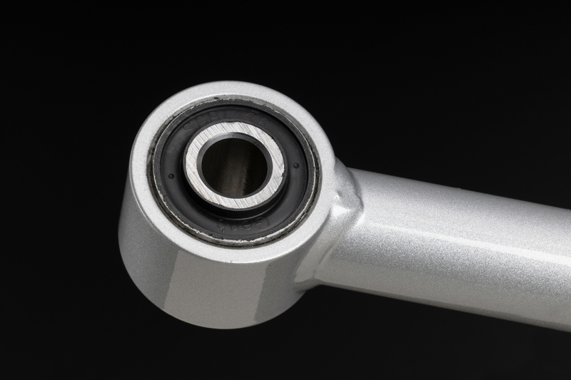 最新技術によって生成された高品質NR材を使用した専用ブッシュ。厳選された材料を独自技術で射出成形。