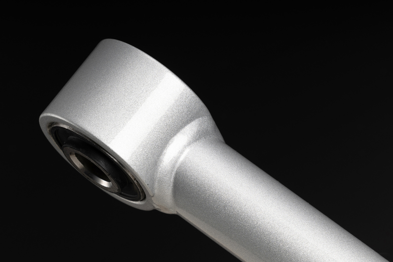 φ26極太スチールシャフトを採用。粉体塗装＋クリアコートを施すことで耐腐食性にも配慮。