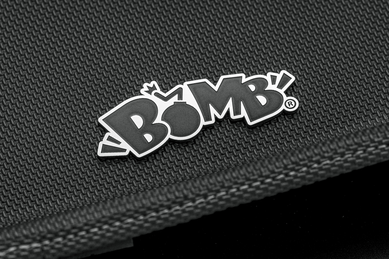 このフロアマットが特別な機能を備えていることを証明する『BoMB』エンブレム。