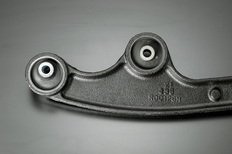 わずか20ミリのリフト量でマイナス領域まで減少してしまうキャスター角。リーディングアーム前側のブッシュを交換することで適切なポジションへ矯正。