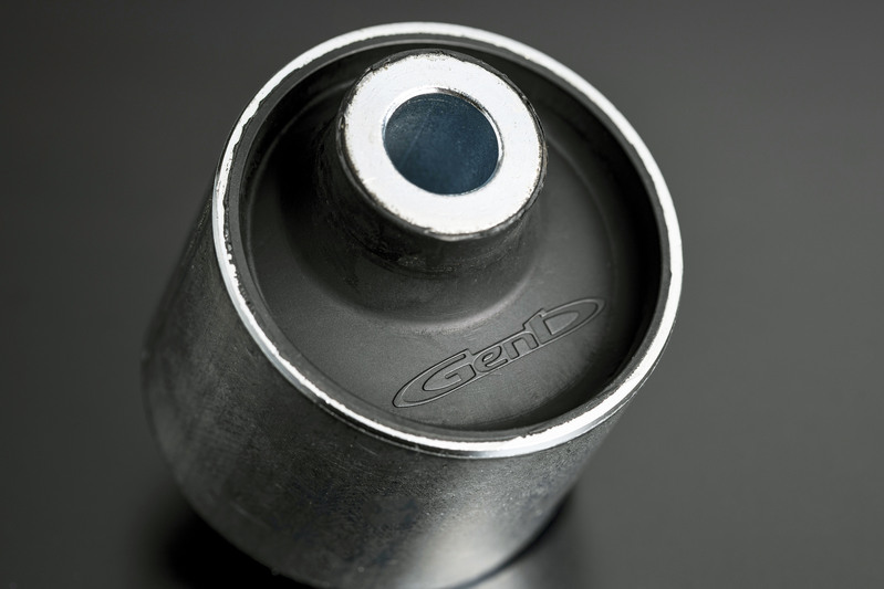 ブッシュ側面に刻印された『Genb』ロゴは、信頼と高品質の証。