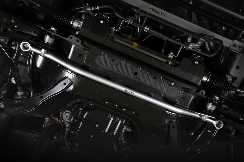 フロントサスペンションの軸となるクロスメンバーを補強。ショックアブソーバーをはじめ、サスペンション全体の作動を円滑化。