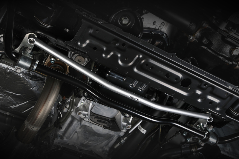 フロントサスペンションの軸となるクロスメンバーを補強。ショックアブソーバーをはじめ、サスペンション全体の作動を円滑化。