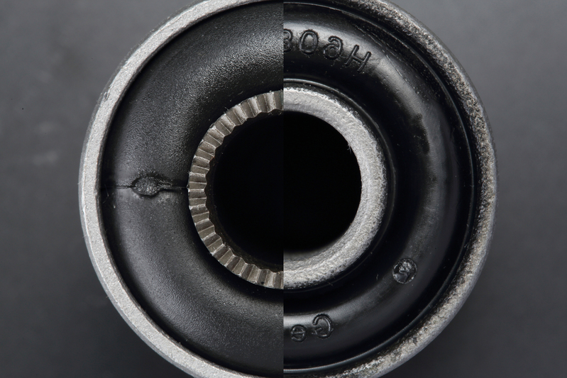 センターシャフトに刻まれた凹凸をフラット化。ダメージのもととなる過度のねじれを解放するとともに反発力を軽減。
※純正ブッシュ（左半分）との合成比較。
