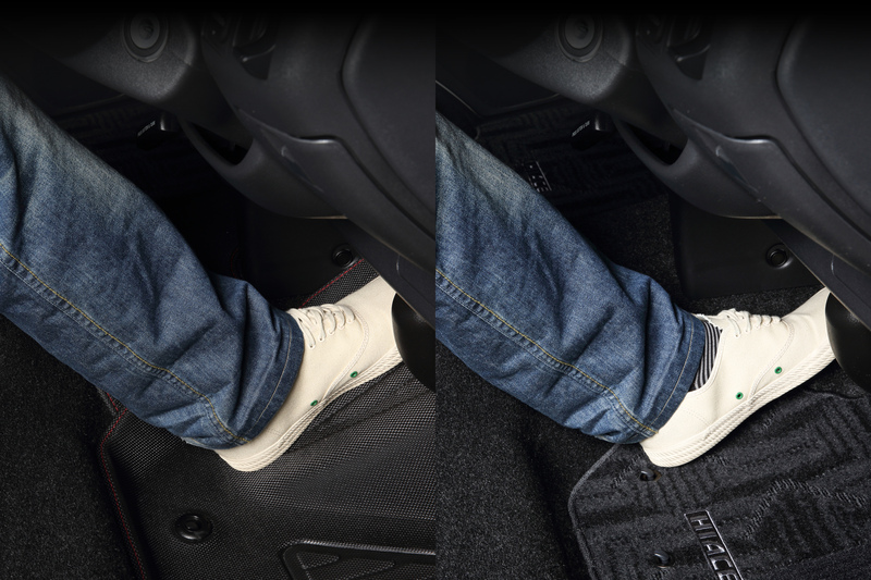 シートを限界まで後方へスライドさせたとしても、左足は下半身を支えられる姿勢をキープ。
※純正フロアマット（右）との比較。